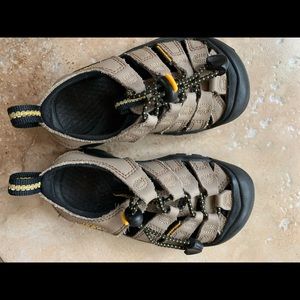 Kids keen brown/tan water shoes size 9